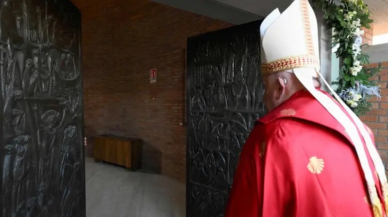 Il papa apre la Porta Santa al carcere di Rebibbia - Foto Ansa © www.giornaledibrescia.it