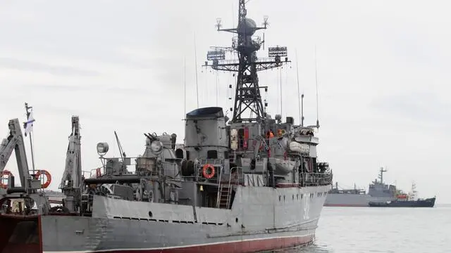 epa04112375 Russian Navy ships patrol the harbor of Sevastopol, Crimea, Ukraine, 06 March 2014. Crimea's parliment moved the date of all-Crimean referendum on the status of the Autonomous Republic of Crimea to 16 March. Military observers from the Organization for Security and Co-operation in Europe (OSCE) have been stopped from entering Ukraine's Crimea peninsula at a checkpoint set up by pro-Russian militia, diplomats said in Vienna on 06 March. EPA/ZURAB KURTSIKIDZE