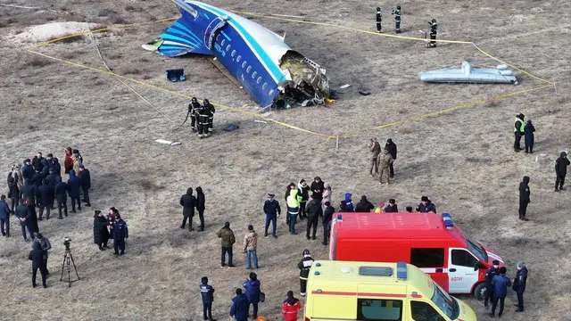 epaselect epa11792889 Emergency specialists work at the crash site of a passenger plane near Aktau, Kazakhstan, 25 December 2024. Azerbaijan Airlines Embraer ERJ-190AR passenger plane flying from Baku to Grozny crashed some three kilometres away from the city of Aktau. According to preliminary information, the incident was caused by a collision between the aircraft and a flock of birds. EPA/AZAMAT SARSENBAYEV