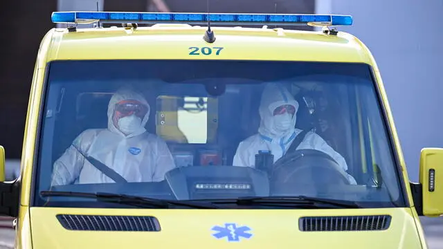 epa11308854 Ambulance personnel are dressed in protective equipment at a mosque in Stavanger, Norway, 29 April 2024, that has received a package with an unidentified powder and letter with threats, according to police. EPA/Carina Johansen NORWAY OUT