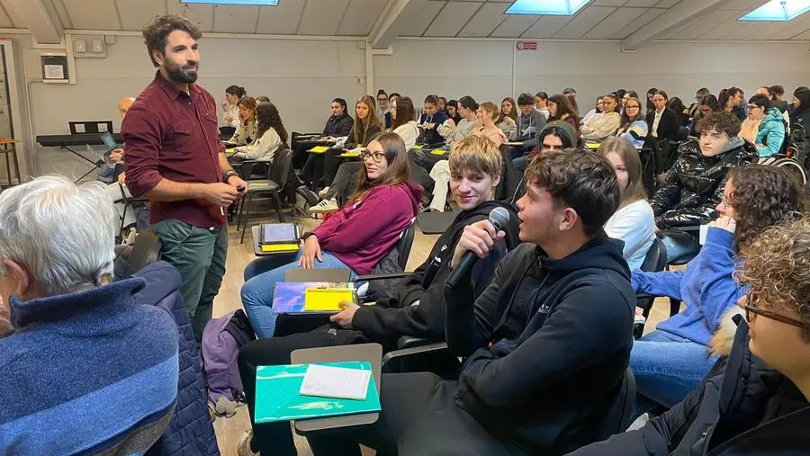 I ragazzi protagonisti nella realizzazione del podcast © www.giornaledibrescia.it