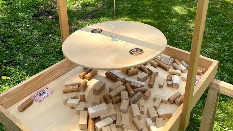 Uno dei giochi ideati da nonno Mauro - © www.giornaledibrescia.it