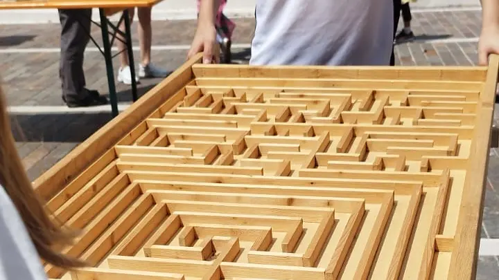 Un «labirinto» in legno in azione - © www.giornaledibrescia.it