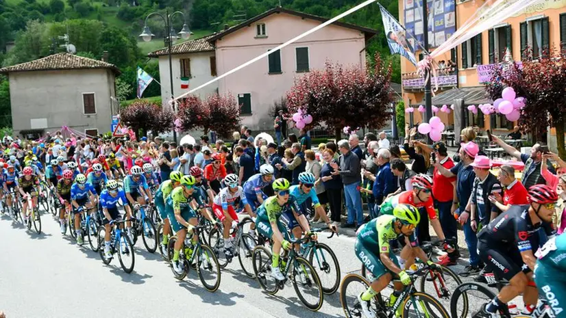 Un passaggio del Giro d’Italia nella Manerba-Livigno