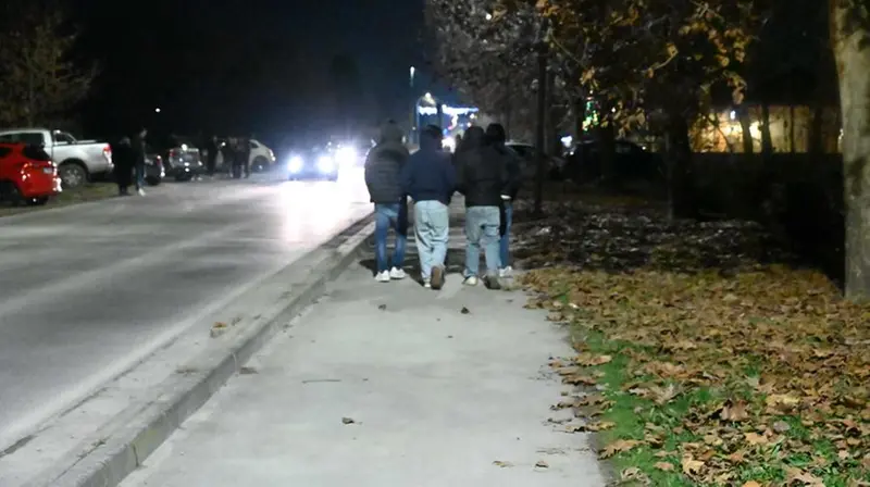 Alcuni amici di Pietro Cadei fuori dalla cava - Foto Gabriele Strada/Neg © www.giornaledibrescia.it