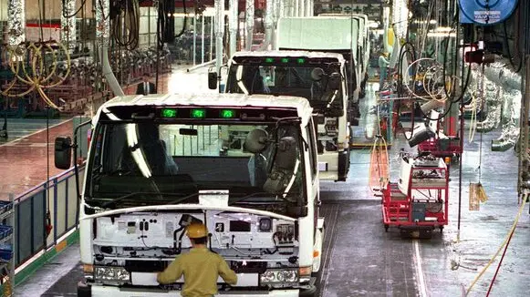 STEP99012281542A TOK08 - 19980513 - AGEO, JAPAN : (FILES) This picture dated 13 May 1998 shows an assembly line for Japan's Nissan Diesel Motor's most popular trucks, the "Big Thumb" at its main plant in Ageo, Saitama Prefecture. Daimler Chrysler has been in negotiations with Nissan for several months, with high-level talks currently taking place in Tokyo 22 January, about a tie-up involving its truckmaker affiliate Nissan Diesel Motor Co. Ltd. EPA PHOTO FILES AFP/KAZUHIRO NOGI