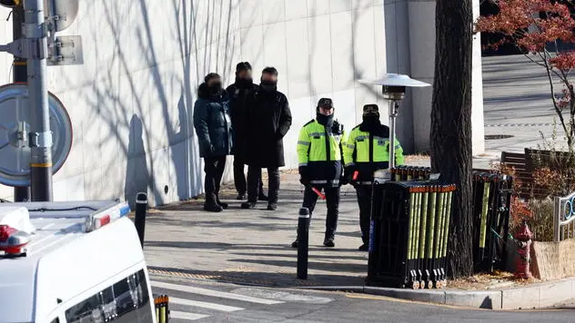 epa11789238 Police officers stand guard outside South Korean President Yoon Suk Yeol's residence in central Seoul, South Korea, 22 December 2024. EPA/YONHAP SOUTH KOREA OUT