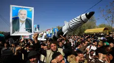 epa11793202 A person carries a mock missile during a rally in solidarity with the Palestinian people, in Sana'a, Yemen, 25 December 2024. Yemen's Houthis have claim responsibility for a hypersonic ballistic missile attack on the Israeli city of Tel Aviv in support for the Palestinian people amid the Israeli military operations in the Gaza Strip, Houthi military spokesman Yahya Sarea said in a statement. EPA/YAHYA ARHAB