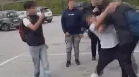 Fermo immagine del video condiviso sui social in cui si vede un giovane picchiare un compagno di scuola. Per questi fatti la questura di Treviso ha emesso un provvedimento di ammonimento per bullismo nei confronti di un 15enne residente nella Marca. Ansa/Questura Treviso