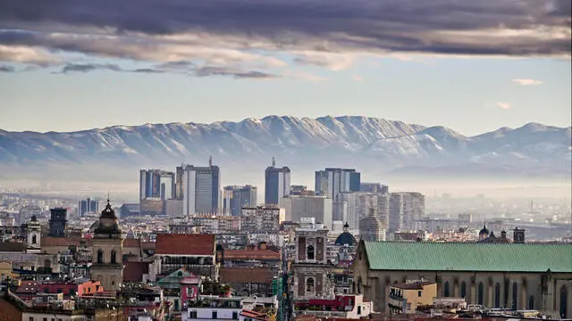 Ancora freddo a Napoli con il Vesuvio e gli appennini innevati, 24 gennaio 2023. ANSA / CIRO FUSCO