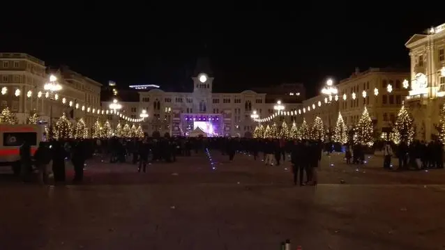 (ANSA) - TRIESTE, 1 GEN - Lunga festa in piazza Unità d'Italia e in tutto il centro di Trieste per il Capodanno, con musicisti che si sono alternati sul grande palco montato al centro della piazza e i tradizionali fuochi pirotecnici. Grande festa e folla senza alcun problema anche a Udine, in centro, unica città del Friuli Venezia Giulia dove per motivi di sicurezza erano stati sistemati numerosi 'new jersey', le protezioni in cemento. (ANSA). Foto di Francesco De Filippo