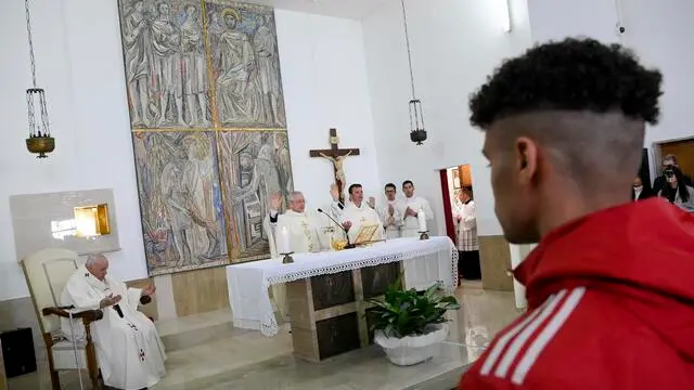 A handout picture, provided by Vatican Media Press Office, shows Pope Francis performing the rite of the washing of the feet on Holy Thursday, Rome, Italy 2023. He washes and kisses the feet of young prisoners that symbolize the apostles. The Pope, who moves with difficulty, performs the rite with big smiles and greets one by one the boys chosen at the prison of Casal del Marmo for this rite. NPK ANSA / Vatican Media Press Office handout +++ ANSA PROVIDES ACCESS TO THIS HANDOUT PHOTO TO BE USED SOLELY TO ILLUSTRATE NEWS REPORTING OR COMMENTARY ON THE FACTS OR EVENTS DEPICTED IN THIS IMAGE; NO ARCHIVING; NO LICENSING +++