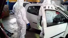 Ris di Parma a caccia di tracce utili nell'inchiesta sull'omicidio dell' insegnante Gloria Rosboch. La scientifica dei carabinieri sta setacciando le auto, una Renault Twingo e una Mini Cooper, utilizzate il giorno del delitto da Gabriele Defilippi e dal suo complice-amante Roberto Obert, entrambi in carcere con l'accusa di omicidio volontario. I carabinieri si sono presentati questa mattina in una concessionaria d'auto di Cuorgnè, nel Torinese, dove le auto sono custodite. Una volta conclusi i rilievi sulle due vetture, entrambe di proprietà di Obert, raccoglieranno eventuali prove anche dalla Fiat 500 di Defilippi e sulla Lancia Ypsilon della madre, Caterina Abbattista, anche lei in carcere con l'accusa di concorso in omicidio, 3 marzo 2016. ANSA/UFFICIO STAMPA ++ NO SALES, EDITORIAL USE ONLY ++