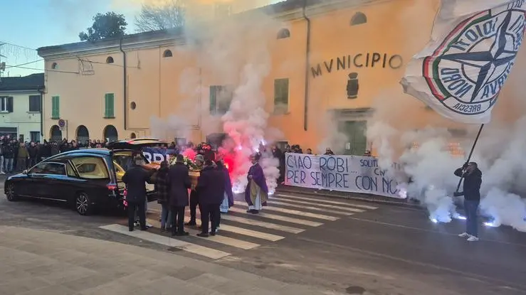 Lo striscione esposto dai tifosi del Brescia - © www.giornaledibrescia.it