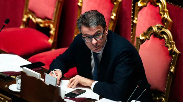 Il ministro dell'Economia Giancarlo Giorgetti in aula al Senato durante la discussione della Manovra Economica per la legge del Bilancio di previsione dello Stato per l’Anno finanziario 2025 e Bilancio Pluriennale per il triennio 2025-2027, Roma, 27 dicembre 2024. ANSA/ANGELO CARCONI