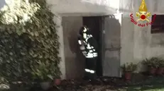 Una donna di 66 anni morta, suo marito di 73 e la figlia di 28 ricoverati in gravissime condizioni. E' il bilancio di un'intossicazione da monossido di carbonio che si è verificata la notte scorsa in una abitazione della Carnia, a Forni di Sopra (Udine), 26 dicembre 2024. ANSA/ VIGILI DEL FUOCO +++ ANSA PROVIDES ACCESS TO THIS HANDOUT PHOTO TO BE USED SOLELY TO ILLUSTRATE NEWS REPORTING OR COMMENTARY ON THE FACTS OR EVENTS DEPICTED IN THIS IMAGE; NO ARCHIVING; NO LICENSING +++ NPK +++