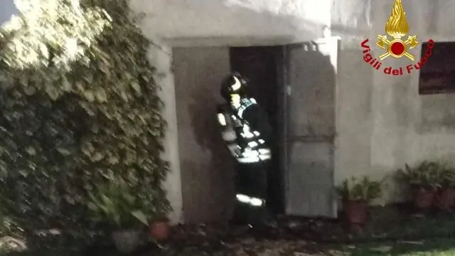 Una donna di 66 anni morta, suo marito di 73 e la figlia di 28 ricoverati in gravissime condizioni. E' il bilancio di un'intossicazione da monossido di carbonio che si è verificata la notte scorsa in una abitazione della Carnia, a Forni di Sopra (Udine), 26 dicembre 2024. ANSA/ VIGILI DEL FUOCO +++ ANSA PROVIDES ACCESS TO THIS HANDOUT PHOTO TO BE USED SOLELY TO ILLUSTRATE NEWS REPORTING OR COMMENTARY ON THE FACTS OR EVENTS DEPICTED IN THIS IMAGE; NO ARCHIVING; NO LICENSING +++ NPK +++