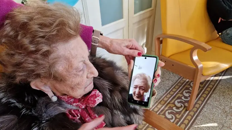 La videochiamata con la sorella, residente a Piombino - © www.giornaledibrescia.it