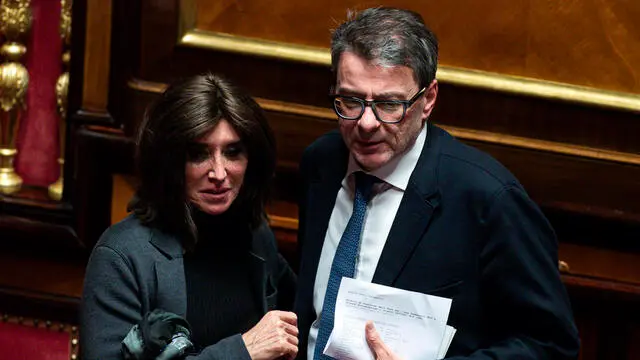 Il ministro dell'Economia Giancarlo Giorgetti (D) con la ministra dell'Universita e Ricerca Anna Maria Bernini in aula al Senato durante la discussione della Manovra Economica per la legge del Bilancio di previsione dello Stato per l’Anno finanziario 2025 e Bilancio Pluriennale per il triennio 2025-2027, Roma, 27 dicembre 2024. ANSA/ANGELO CARCONI