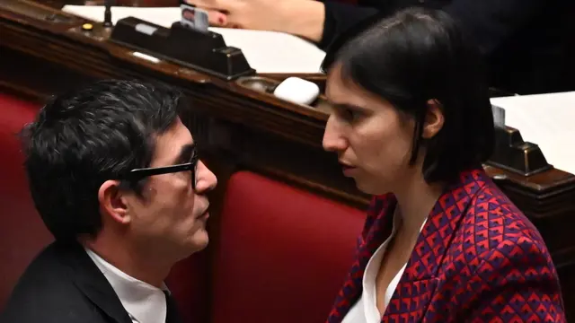 Elly Schlein parla con Nicola Fratoianni nell'Aula di Montecitorio nel corso del seguito della discussione e votazioni degli ordini del giorno al disegno di legge sul bilancio di previsione dello Stato per l'anno finanziario 2025 e bilancio pluriennale per il triennio 2025-2027, Roma 20 dicembre 2024. ANSA/MAURIZIO BRAMBATTI