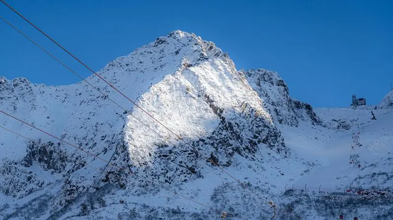 La cabinovia rossa risalta sui monti innevati - © www.giornaledibrescia.it