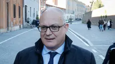 Il sindaco di Roma Roberto Gualtieri in via di San Teodoro durante sopralluogo su una passeggiata dove è stata conclusa la prima parte di un intervento giubilare del CArME per la realizzazione di un percorso ad anello intorno al Colle Palatino e il Campidoglio, Roma, 27 Dicembre 2024. ANSA/GIUSEPPE LAMI