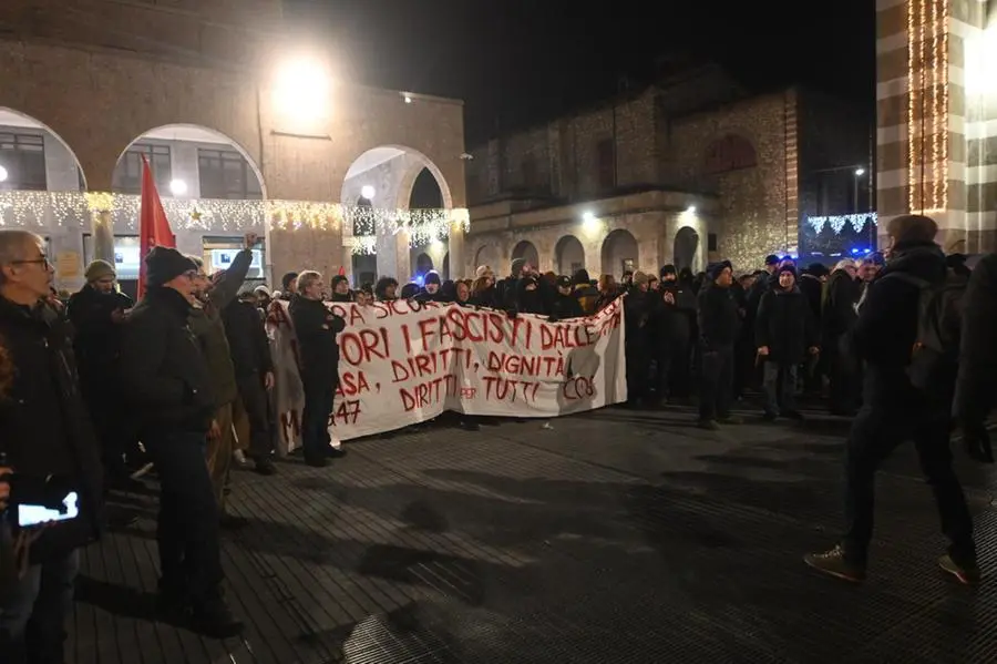 Antifascisti e Polizia in piazza Vittoria