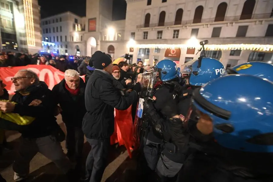 Antifascisti e Polizia in piazza Vittoria