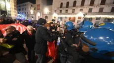 Antifascisti e Polizia in piazza Vittoria