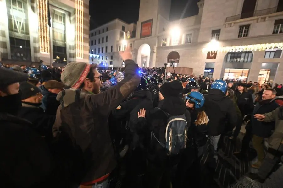 Antifascisti e Polizia in piazza Vittoria