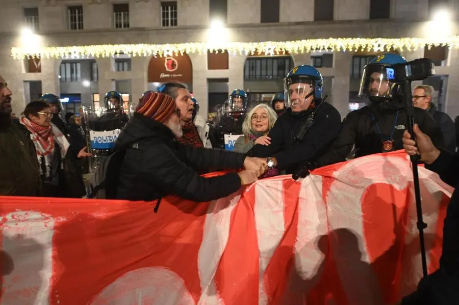 Antifascisti e Polizia in piazza Vittoria