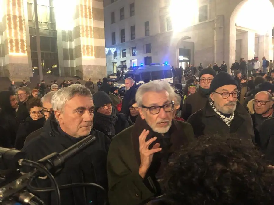 Antifascisti e Polizia in piazza Vittoria