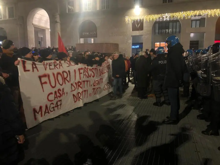 Antifascisti e Polizia in piazza Vittoria