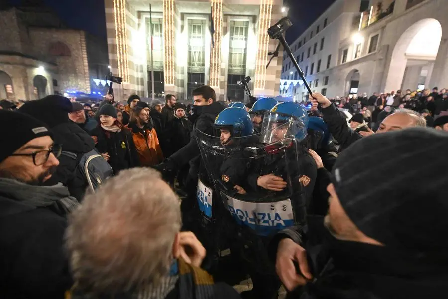 Antifascisti e Polizia in piazza Vittoria