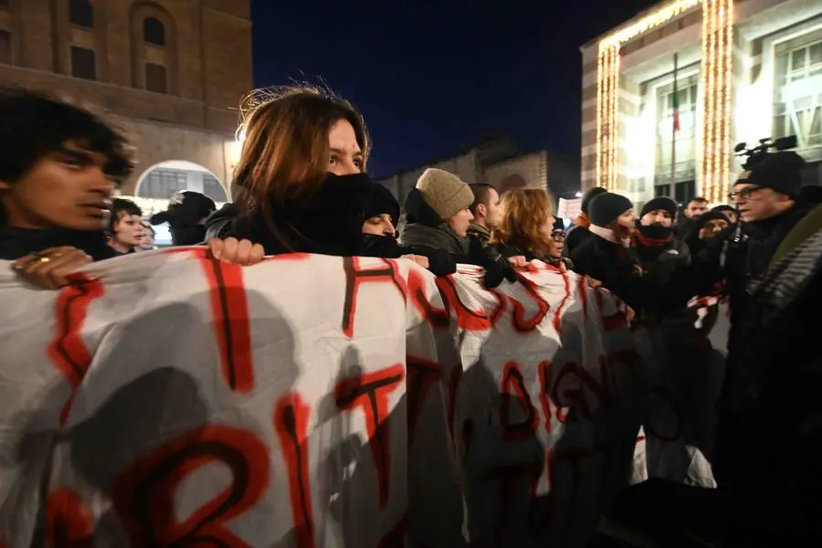 Antifascisti e Polizia in piazza Vittoria