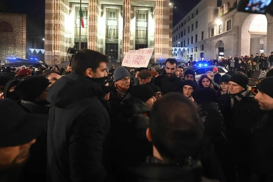 Antifascisti e Polizia in piazza Vittoria