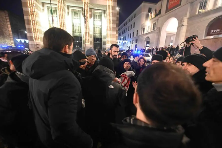 Antifascisti e Polizia in piazza Vittoria