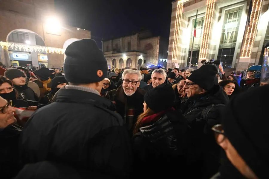 Antifascisti e Polizia in piazza Vittoria