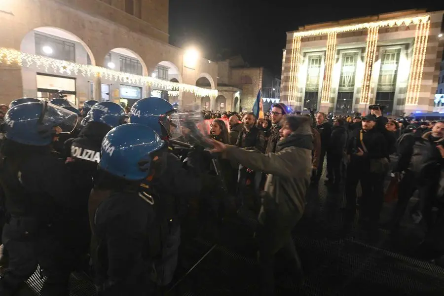 Antifascisti e Polizia in piazza Vittoria