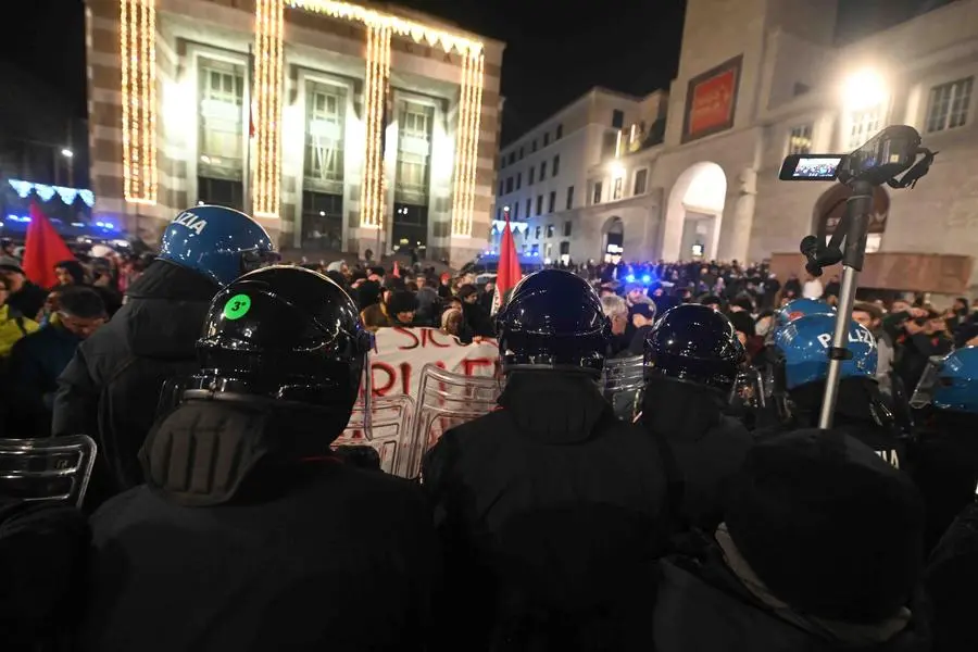 Antifascisti e Polizia in piazza Vittoria