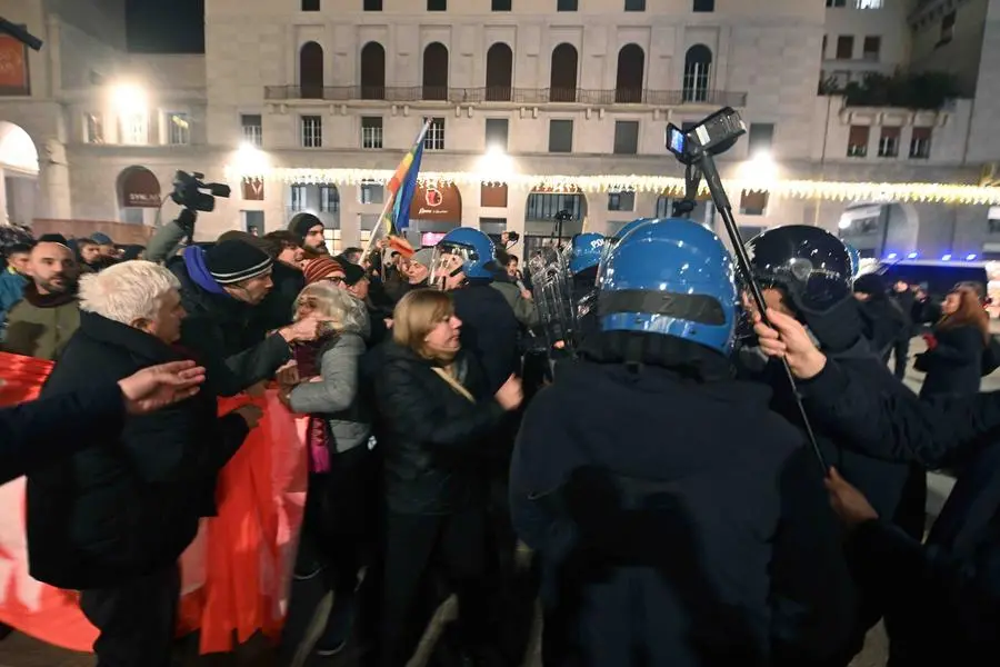 Antifascisti e Polizia in piazza Vittoria