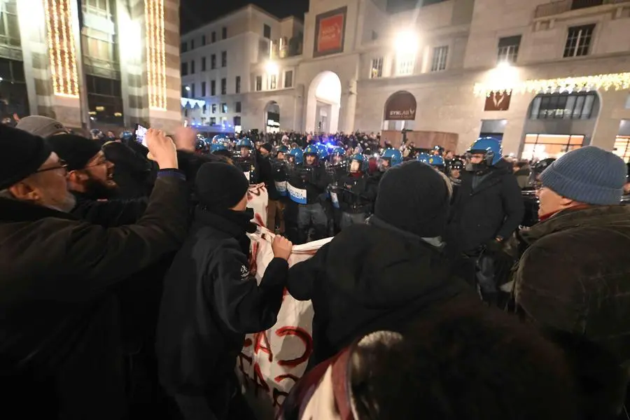 Antifascisti e Polizia in piazza Vittoria