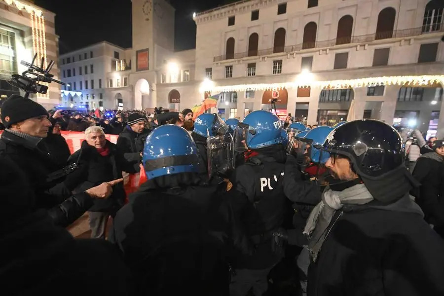 Antifascisti e Polizia in piazza Vittoria