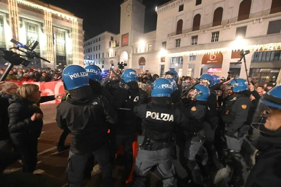 Antifascisti e Polizia in piazza Vittoria