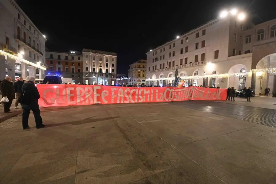 Antifascisti e Polizia in piazza Vittoria