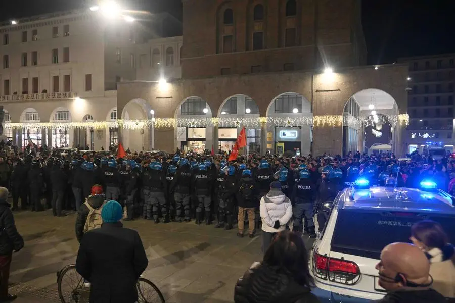 Antifascisti e Polizia in piazza Vittoria