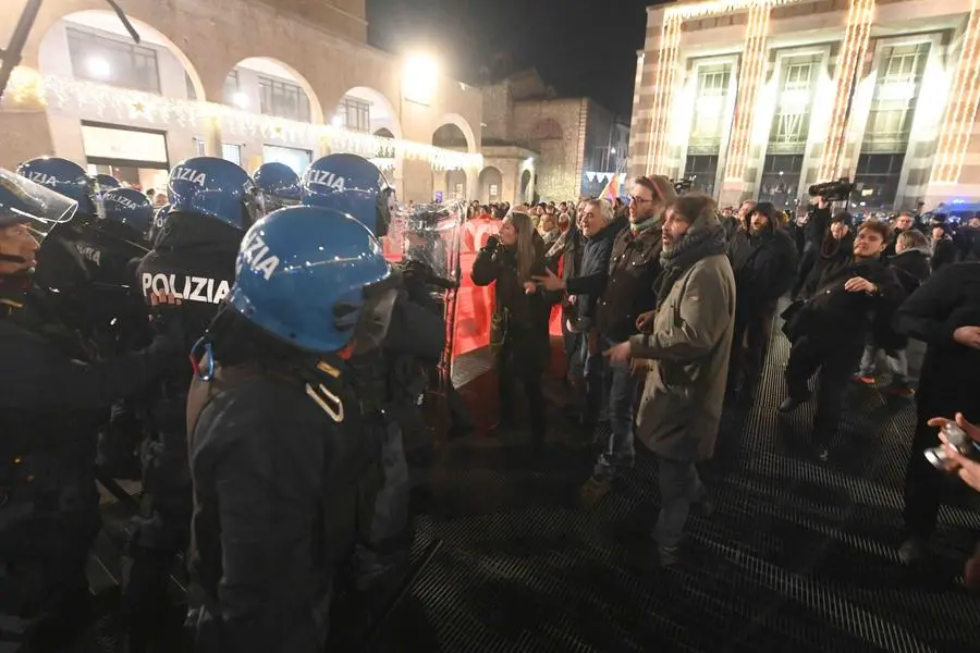 Antifascisti e Polizia in piazza Vittoria