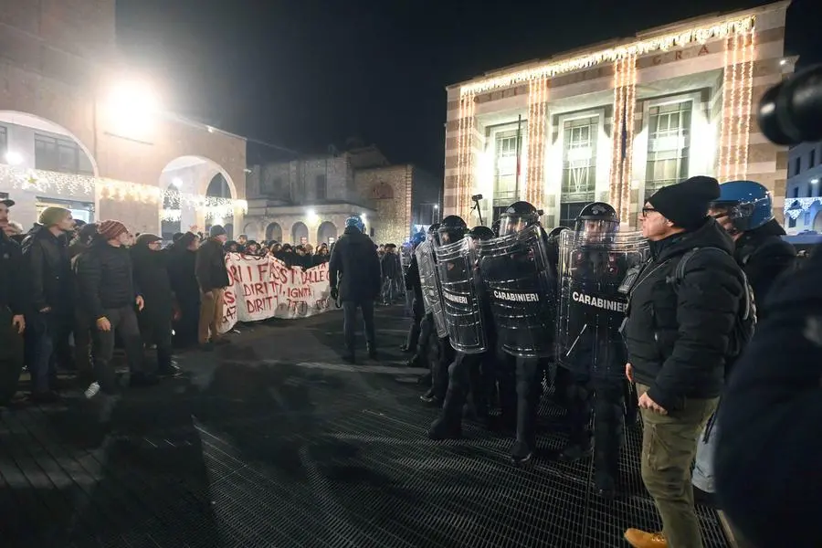 Antifascisti e Polizia in piazza Vittoria