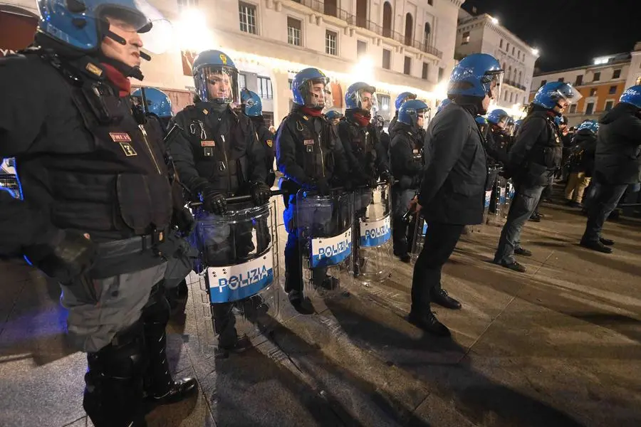 Antifascisti e Polizia in piazza Vittoria