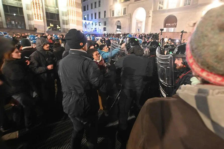 Antifascisti e Polizia in piazza Vittoria